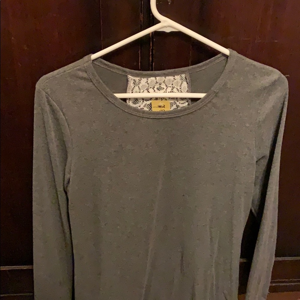 Gray ruffled back lace shirt